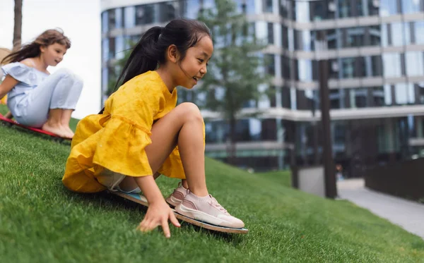 Asian Girl Trying Skateboarding Her Friend City Park Active Kids — ストック写真