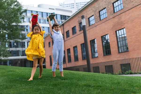 Two Girls Holding Skateboards Heads City Park Active Kids Concept —  Fotos de Stock