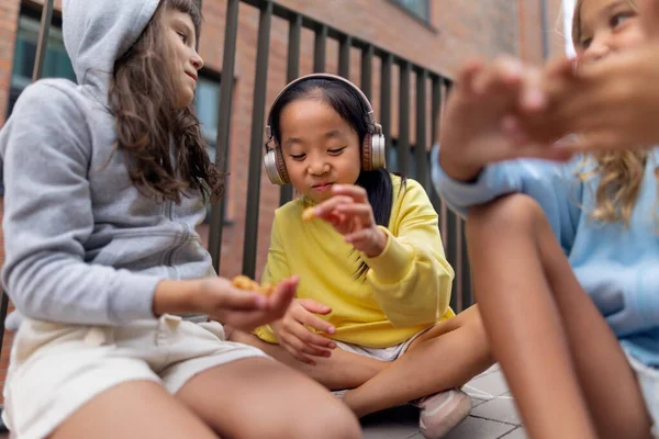 Hapyy Three Girls Friends Sitting Sidewalk Talking Listening Music Having — Zdjęcie stockowe