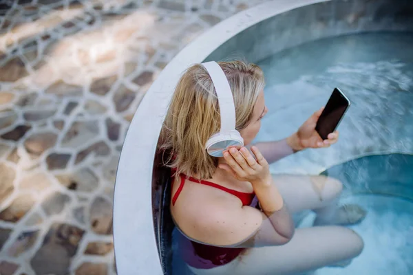 Eine Entspannte Frau Mit Kopfhörern Die Musik Hört Und Whirlpool — Stockfoto