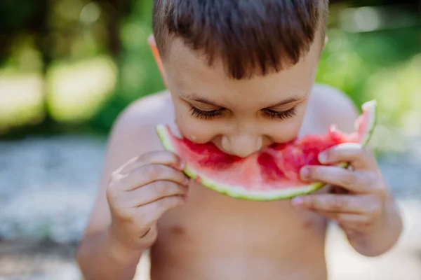 Little Boy Eating Watermelon Garden Hot Summer Day — Stockfoto