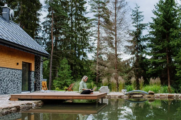 Woman Freelancer Working Laptop Sitting Pier Backyard Lake Concept Remote — Zdjęcie stockowe