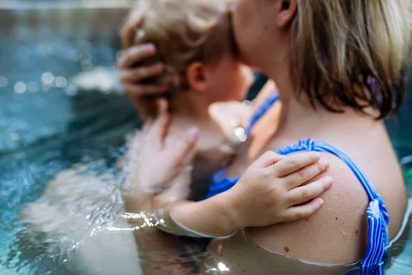 Mother Her Little Daughter Enjoying Bathing Wooden Barrel Hot Tub — стоковое фото