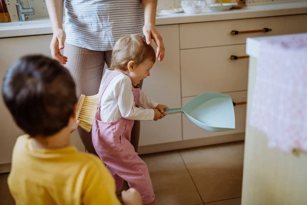 Niño Una Niña Ayudando Limpiar Casa Usando Sartén Cepillo Mientras —  Fotos de Stock