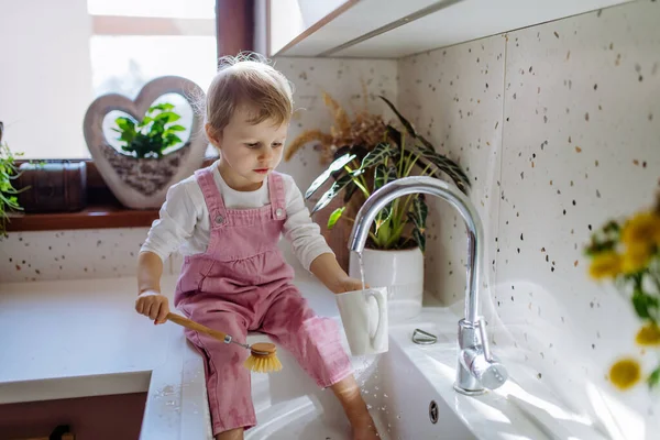 Liten Flicka Sitter Köksbänken Och Tvättkoppen Diskhon Köket — Stockfoto