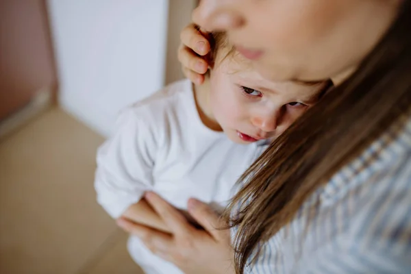 Mor Tröstar Sin Lilla Upprörda Dotter Hemma — Stockfoto