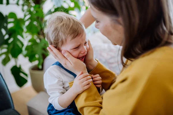 Una Madre Consolando Sua Piccola Figlia Sconvolta Casa — Foto Stock