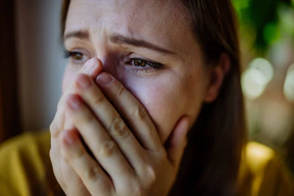 Kobieta Cierpiąca Depresję Płacząca Domu — Zdjęcie stockowe
