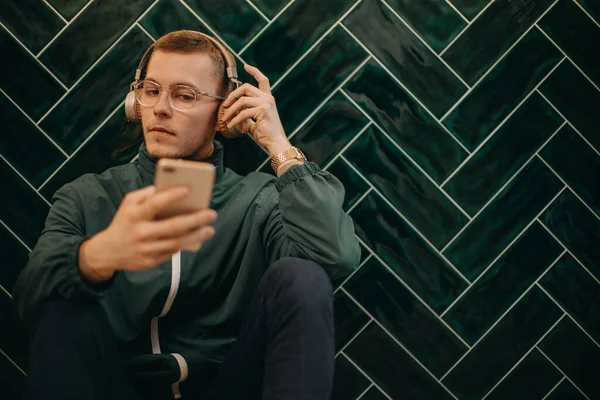 Jeune Homme Avec Des Écouteurs Qui Aime Écouter Musique Intérieur — Photo