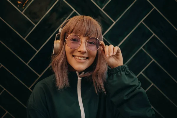 Ung Kvinne Med Hodetelefoner Som Liker Høre Musikk Innendørs – stockfoto