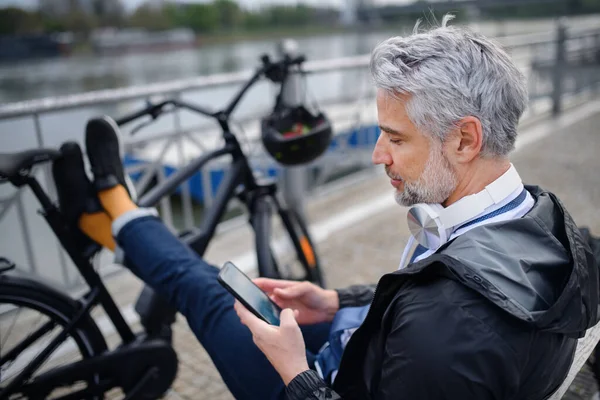Biznesmen Rowerem Siedzącym Ławce Korzystający Smartfona Koncepcja Dojazdów Pracy Transportu — Zdjęcie stockowe