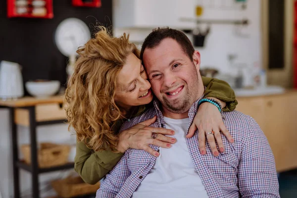 Een Portret Van Moeder Knuffelen Haar Volwassen Zoon Met Syndroom — Stockfoto