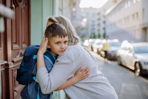 Una Madre Abraza Hijo Camino Escuela Una Madre Niño Despiden — Foto de Stock