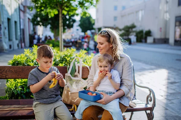 Young Mother Little Kids Resting Bench City Eating Fruit Snack — Stock Photo, Image