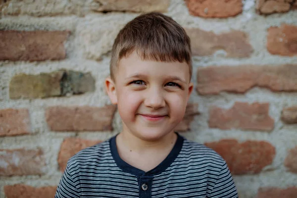 Little Boy Standing Brick Wall Making Funny Faces Street Summer — Stock Photo, Image