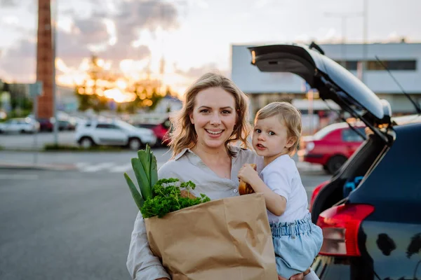 Eine Junge Mutter Mit Kleiner Tochter Hält Nach Dem Einkauf — Stockfoto