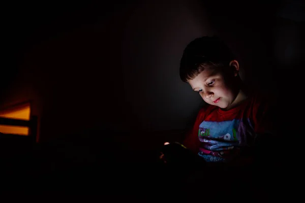 Niño Adicto Jugando Juegos Teléfono Cama Por Noche — Foto de Stock