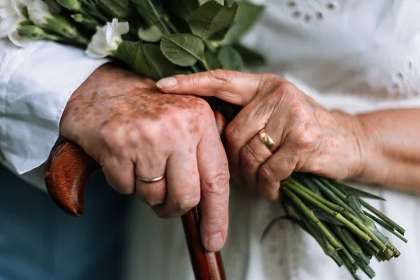 Close Seniors Hands Golden Wedding Rings Marriage — стоковое фото