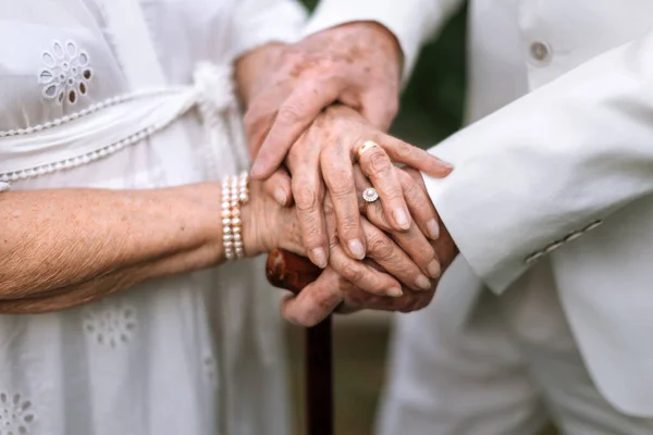 Close Seniors Hands Golden Wedding Rings Marriage — Stok fotoğraf