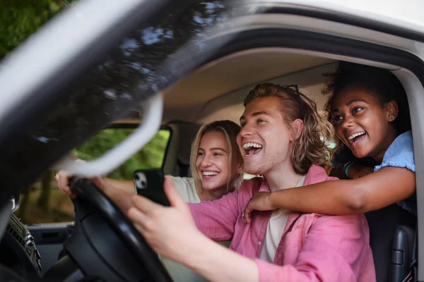 Multiracial Young Friends Travelling Together Car Having Fun Summer Vacation — Fotografia de Stock