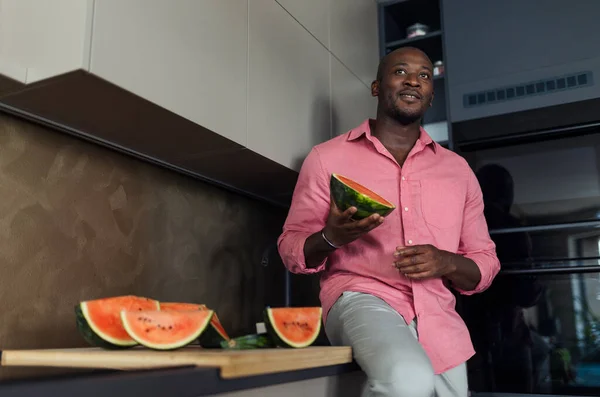 Multiracial Man Eating Watermelon His Kitchen Hot Summer — Φωτογραφία Αρχείου
