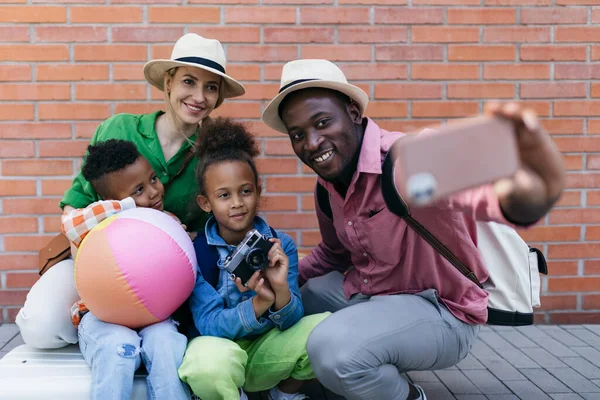 Multiracial Family Travelling Together Small Kids Taking Selfie Front Brick — Stockfoto