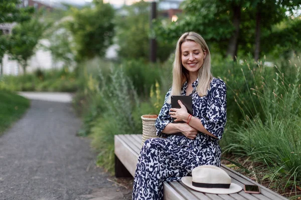 Mature Woman Sitting Park Bench Enjoying Time Herself — ストック写真