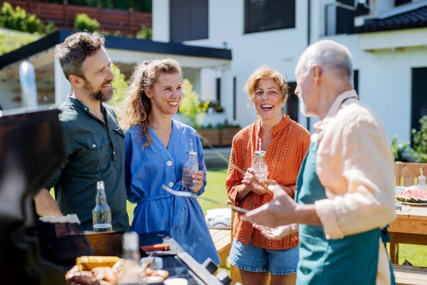 Többgenerációs Családi Grillezés Kertben Nyáron Kerti Partin — Stock Fotó