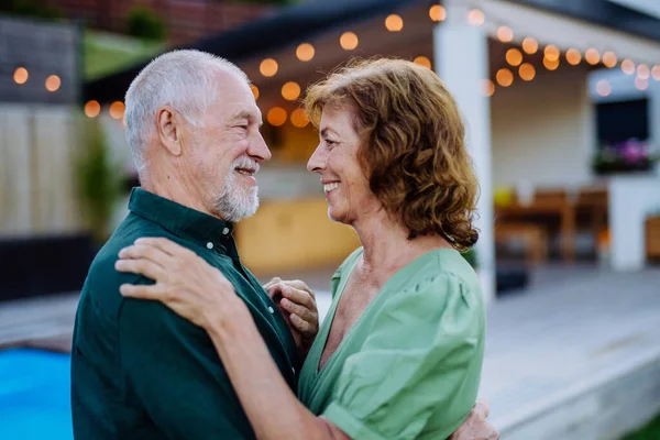 Una Donna Anziana Nad Uomo Ballare Insieme Giardino Estate — Foto Stock