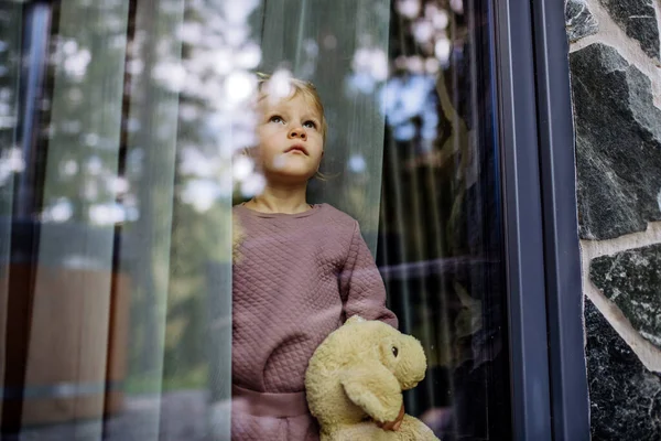 Sad Little Child Standing Alone Teddy Bear Window Photo Trough — Fotografia de Stock