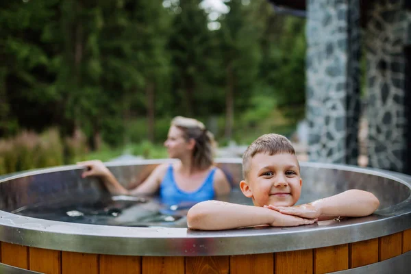 Mother Her Little Son Enjoying Bathing Wooden Barrel Hot Tub — ストック写真