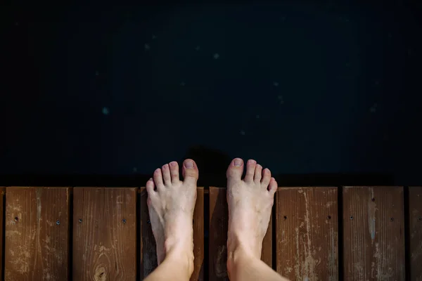 Close Feets Standing Wooden Pier Lake Summer Day Holiday Vacations — Stock fotografie