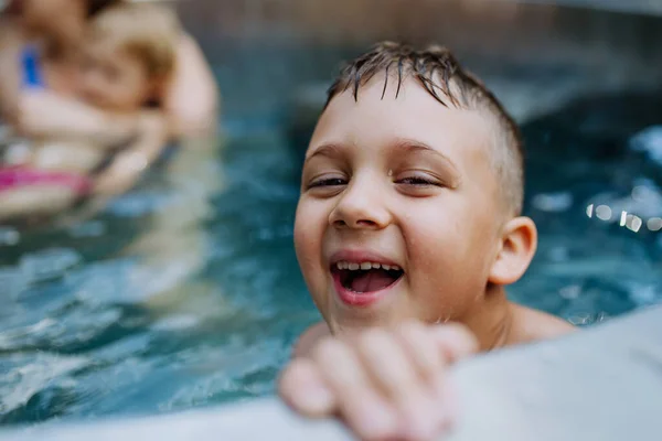 Little Boy Enjoying Summer Time Outdoor Pool His Family Having — стоковое фото