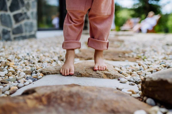 Close Little Girls Barefoot Legs First Steps Backyard Summer Day — Zdjęcie stockowe