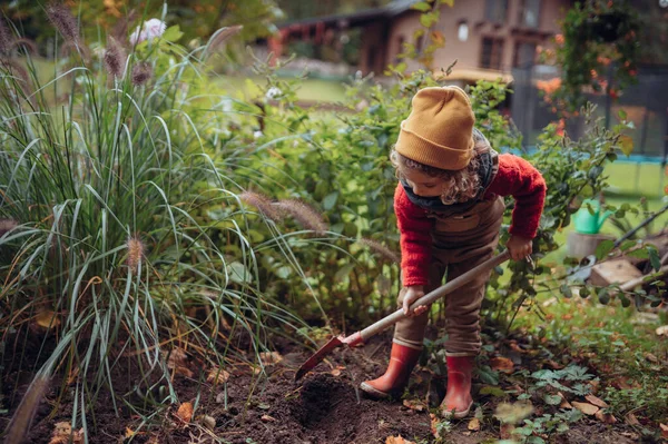 Litlle Girl Taking Care Vegetable Garden Spading Soil — 스톡 사진