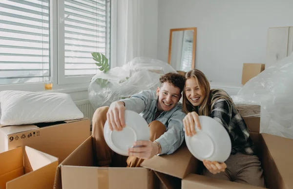 Jeune Couple Joyeux Dans Leur Nouvel Appartement Amusant Lors Déballage — Photo