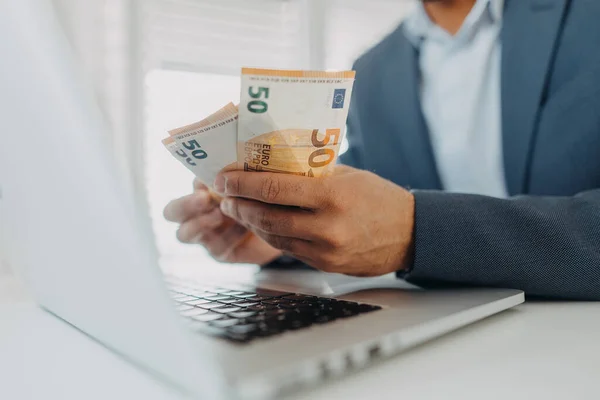 Homem Negócios Com Dinheiro Euro Suas Mãos Está Trabalhando Teclado — Fotografia de Stock