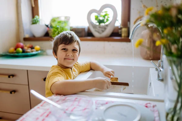 Little Boy Washing Dishes Sink Kitchen Wooden Scrub Sustainable Lifestlye — Stockfoto