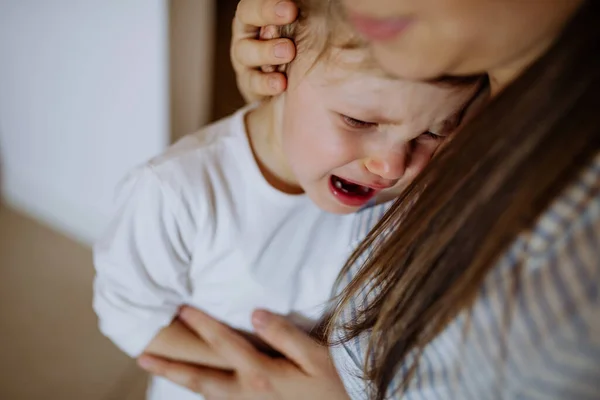 Mor Tröstar Sin Lilla Upprörda Dotter Hemma — Stockfoto