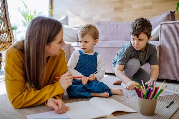 Happy Mother Her Little Children Home Drawing Together — Foto Stock