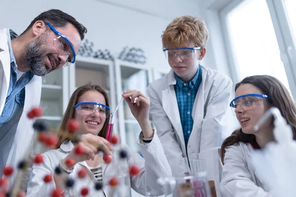 Science Students Teacher Doing Chemical Reaction Experiment Laboratory University Low — Fotografia de Stock