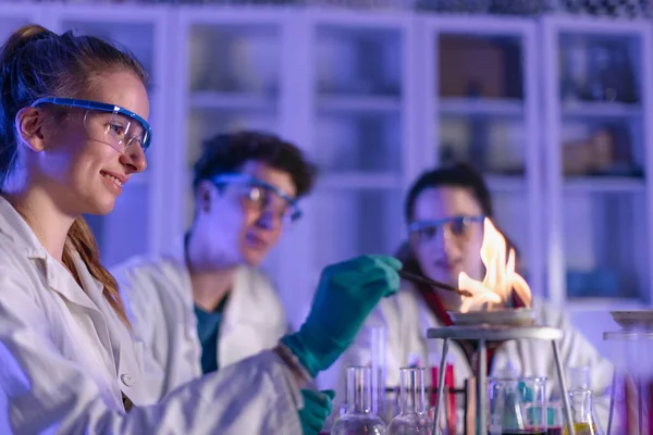 Студенты Ученые Проводят Химический Эксперимент Лаборатории Университета Крупный План — стоковое фото