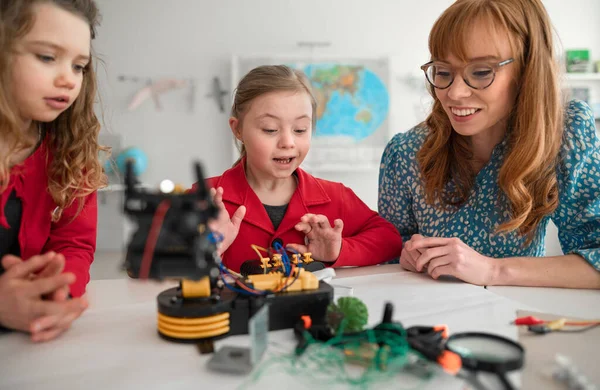 Group Kids Young Science Teacher Programming Electric Toys Robots Robotics — Fotografia de Stock