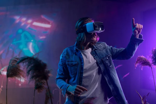 Metaverse Digital Cyber World Technology Man Virtual Reality Goggles Playing — Foto de Stock