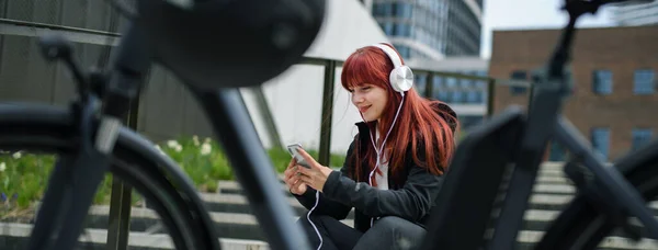 Portrait Businesswoman Commuter Way Work Bike Resting Listening Music Sustainable — Foto Stock