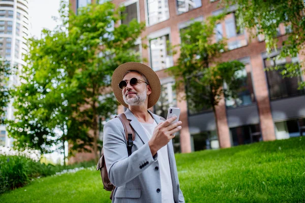 Confident Man Wearing Straw Hat Backpack Using Phone Businessman Casual — Fotografia de Stock