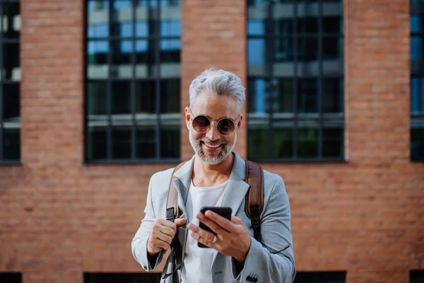 Успешный Счастливый Бизнесмен Ждущий Городской Улице Используя Мобильный Телефон Коммутирующая — стоковое фото
