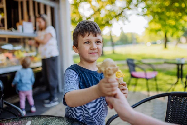 Little Boy His Mum Sister Enjoying Ice Cream Park Hot —  Fotos de Stock