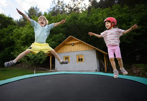 Little Siblings Enjoy Jumping Trampoline Backyard — Foto Stock