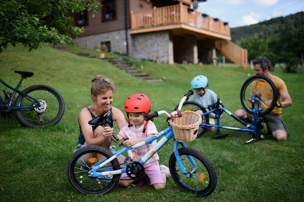 Μια Νεαρή Οικογένεια Μικρά Παιδιά Που Ετοιμάζονται Για Ποδηλασία Μπροστά — Φωτογραφία Αρχείου